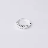 Anillo de plata 925 con diseño texturizado en relieve de estilo croissant.