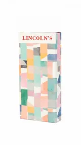 Billetera larga con cierre perimetral, confeccionada en nylon capitoneado color verde petróleo. Cuenta con correa de mano desmontable con logo estampado y parche frontal con marca LNS.