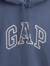 Canguro de polar azul con capucha y cordones ajustables. Presenta el logo de la marca bordado en el frente y un bolsillo tipo canguro.