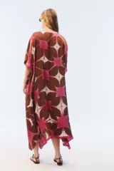 Kaftan maxi amplio de color amarillo, con escote redondo, mangas cortas y ruedo irregular. Presenta un diseño estampado a cuadros con efecto teñido.