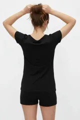 Remera de algodón blanca de manga corta, con cuello redondo y estampado frontal con la leyenda "New York" y flores abstractas en tonos marrones y rosados.