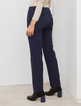 Pantalón de vestir marrón de la marca Zac & Rachel, corte recto, con bolsillos metálicos simulados en la parte delantera y bolsillos ojal simulados en la parte trasera.