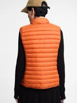 Chaleco puffer naranja con cuello alto y cierre frontal con cremallera.