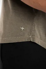 Remera de manga corta y cuello redondo, color arena, con calce al cuerpo.