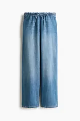 Pantalón de jean de corte holgado y pernera recta, color celeste con efecto deslavado. Cuenta con cintura elástica fruncida y cordón ajustable.