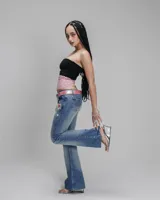 Top negro strapless de lycra de algodón con puntilla rosa en el abdomen.