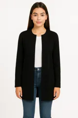 Saco de punto abierto, color negro, con cuello redondo, manga larga y bolsillos frontales aplicados.