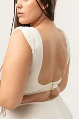 Soutien blanco con hombreras y copas moldeadas. Sin aro ni costuras en la copa. Broche reforzado en la espalda. Confeccionado con tela que contiene fibra LYCRA®.