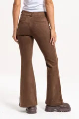 Pantalon de gamuza corte semi oxford, con tiro medio alto y cierre frontal con botón.