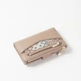 Billetera plegable color beige con textura efecto croco, bolsillo frontal con cierre y detalle de tela con diseño étnico geométrico. Cuenta con herrajes dorados y cierre perimetral.