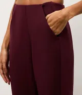 Pantalón deportivo tipo jogger color bordó, confeccionado en tejido de modal con poliéster y elastano. Presenta cintura fija, recortes estratégicos en el diseño y terminación ajustada en la botamanga.