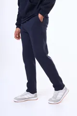Pantalon deportivo de felpa, corte recto sin puños en los tobillos, con cintura elastizada y bolsillos laterales.