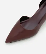 Zapato de tacón color marrón, con punta fina y lateral asimétrico.