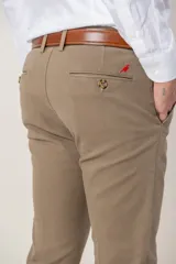 Pantalón de algodón twill con corte slim fit, color beige, de diseño clásico con bolsillos laterales y traseros.