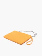 Bolso bandolera de nylon color azafrán. Modelo de tamaño mini con cierre de cremallera, bolsillo interior plano y asa de cadena plateada. Exterior personalizado con Logo Chimo.