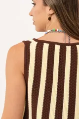 Chaleco tejido a rayas verticales color chocolate y amarillo, con escote en V y cierre con ganchitos.