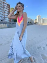 Vestido largo negro de tirantes finos, con escote en V y detalle de bloques de color fucsia y coral en la parte superior.