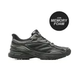 Championes deportivos Hi-Tec Darby para hombre, modelo de senderismo y training en color negro con detalles reflectantes. Confeccionados con malla transpirable y refuerzos sintéticos, con plantilla con tecnología memory foam y suela dentada para mayor tracción.