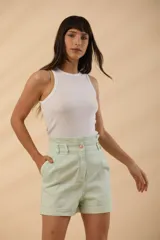 Short color verde agua, de tiro alto con pinzas y bolsillos laterales.