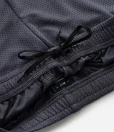 Bermuda masculina color gris oscuro con textura de microperforaciones, cintura elástica con cordón ajustable y bolsillos.