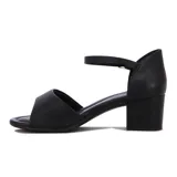 Sandalia de taco medio Comfortflex color negro, con tira ancha frontal perforada, cierre de pulsera con hebilla metálica y detalle de aplicación dorada.