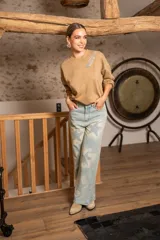 Sweater negro de algodón con cuello redondo y detalle de lentejuelas brillantes en el hombro.