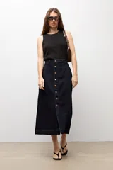 Falda midi de denim en color azul oscuro, con cierre frontal de botones metálicos y costuras a la vista.