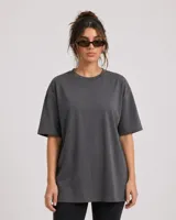 Remerón de corte oversize, color gris oscuro, con cuello redondo y mangas cortas.