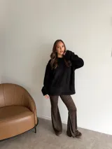 Pantalón tipo oxford de tiro alto con estampado animal print de leopardo, confeccionado en tela de viscosa con caída fluida.