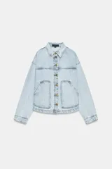Campera de denim azul claro con cierre frontal de botones metálicos, bolsillos de plastrón delanteros y cuello solapa.