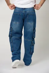 Jean baggy cargo azul de corte amplio, con múltiples bolsillos laterales tipo cargo en las piernas y diseño relajado.