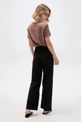 Pantalón jean de corte ancho, tiro alto y diseño recto.