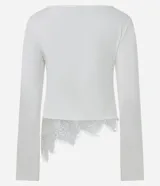 Blusa de algodón con cuello bote y mangas largas. Presenta un diseño asimétrico en el bajo decorado con un delicado detalle de encaje.