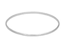 Esclava circular minimalista fabricada en plata 925, con un diseño fino y acabado pulido.