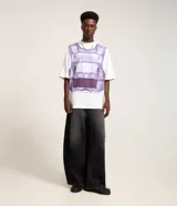 Pantalón de jean color celeste, modelo barrel, de tiro medio con trabillas para cinto, cierre frontal con botón y cremallera, bolsillos, recortes laterales y pinzas en las rodillas.