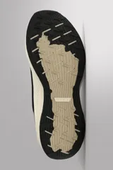 Zapatilla deportiva de correr para hombre, color beige, con parte superior de tejido de punto transpirable, refuerzos Shield Protect Max en puntera y talón, entresuela Spume Foam V2 y suela de goma.