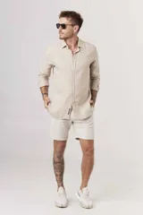 Bermuda color beige de lino, corte recto y largo a la rodilla.