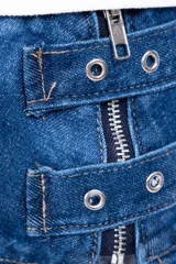 Minifalda de jean azul con pliegues y abertura lateral.