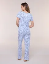 Set de pijama de tres piezas con estampado animal print sutil en tonos grises y rosados, confeccionado en tejido ultra suave y elástico. Incluye remera de manga corta con escote en V ribeteado con puntilla de encaje, un pantalón largo de corte recto y tiro medio con cintura elástica, y un short a juego.