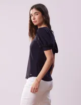 Remera de modal color azul marino, marca Tahari. Cuello redondo y mangas cortas abullonadas con puño.