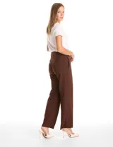 Pantalón de vestir color marrón, de corte wide leg y tiro alto. Presenta una cintura ancha con detalles de hebillas y botones decorativos en tono dorado, además de bolsillos laterales funcionales.