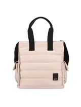 Bolso tipo tote acolchado de diseño capitoneado, color marrón oscuro. Cuenta con doble asa de mano, correa larga ajustable para hombro, bolsillos laterales y etiqueta con logo de la marca en la parte inferior.