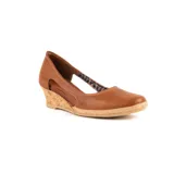 Zapato de cuero negro con taco corrido revestido en corcho y plataforma de yute trenzado. Cuenta con diseño lateral abierto y puntera redondeada.