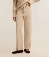 Pantalón wide leg de punto con textura acanalada, cintura elástica con lazo ajustable y detalles metalizados, y frisos verticales a lo largo de la pierna.