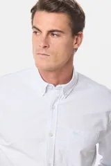 Camisa de vestir celeste con finas rayas verticales blancas, de corte clásico, manga larga y cuello abotonado.