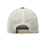 Gorra trucker Goorin Bros. con visera curva, paneles frontales en cuero sintético verde y blanco, y paneles traseros de malla beige. Presenta un parche bordado con la imagen de un caballo y la palabra "STUD".