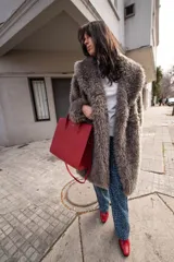 Cartera tipo shopper color bordó, con doble asa de hombro y correa larga extraíble.