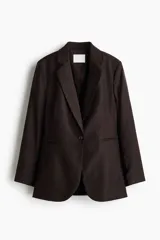 Blazer de botonadura sencilla color marrón oscuro con solapas de muesca, cierre de un botón, hombreras y bolsillos delanteros ribeteados.