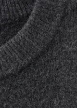 Jersey de punto medio color gris oscuro, de silueta recta, cuello redondo y manga larga.