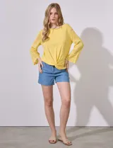 Buzo amarillo tejido en hilado fino, marca Ruby Rd. Manga larga amplia, tejido calado. Terminación de ruedo con nudo.